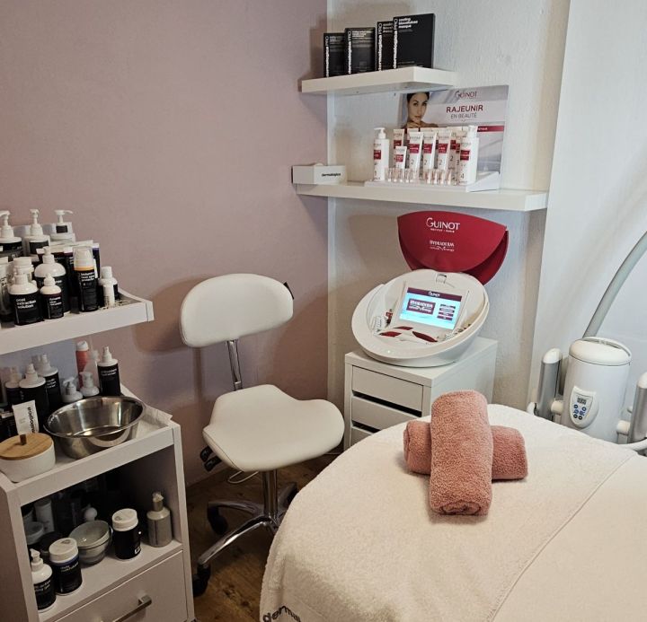 Kosmetikbett und Schränkchen mit Produkten von Dermalogica und Guinot. Im Hintergrund das Guinot Gerät zur Hydradermie Behandlung